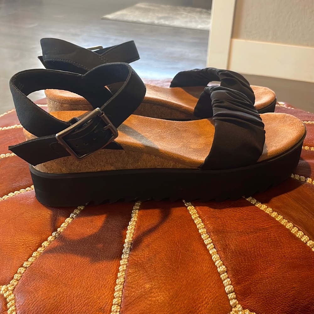 Tom’s wedges black size 7